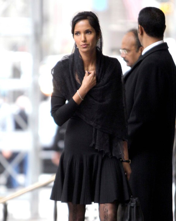 Padma Lakshmi aux obsèques de son ami Ted, décédé d'un cancer. Le 29 novembre 2011, à New York