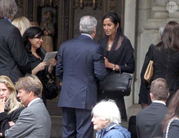 Padma Lakshmi, soutenue par Michael Rubens Bloomberg, aux obsèques de son ami Ted, décédé d'un cancer. Le 29 novembre 2011, à New York