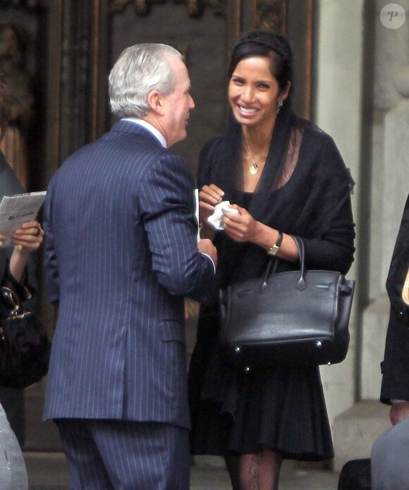 Padma Lakshmi, soutenue par Michael Rubens Bloomberg, aux obsèques de son ami Ted, décédé d'un cancer. Le 29 novembre 2011, à New York