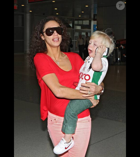 Lilly Kerssenberg et le petit Amadeus arrivent à Miami pour célébrer les fêtes de Noël le 19 décembre 2011