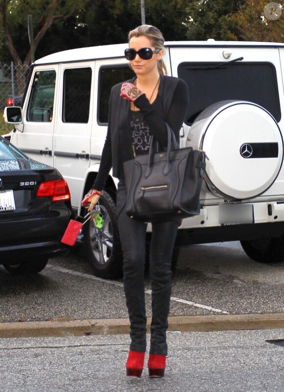 Ashley Tisdale, en accessoires Chanel, Louis Vuitton et  inséparable de son Luggage de Céline. Los Angeles, le 15 décembre 2011.