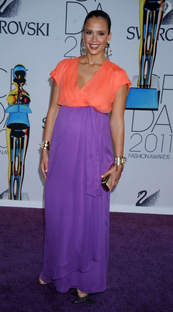 Jessica Alba, enceinte de sa deuxième fille Haven à l'époque, était haute en couleurs dans sa robe Diane Von Furstenberg aux CFDA 2011 Fashion Awards. New York, le 6 juin 2011.