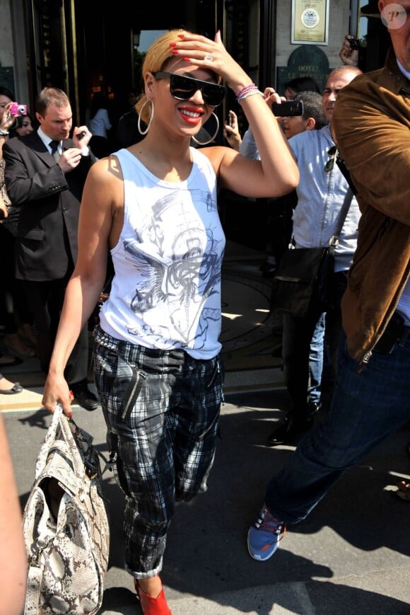 Beyoncé Knowles et son sac imprimé python Jimmy Choo lors de son passage à Paris, le 28 avril 2011.
