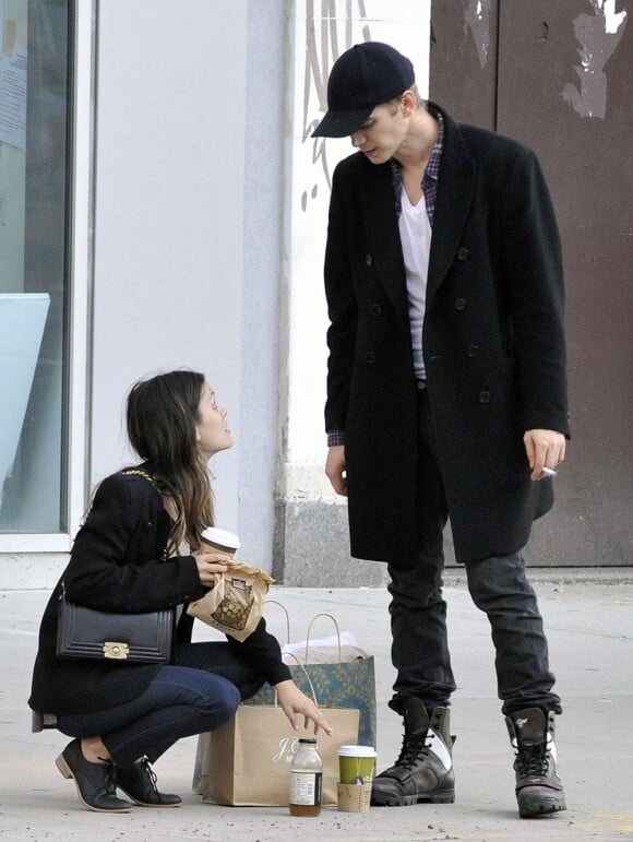 Rachel Bilson est inséparable de son nouveau Boy de Chanel. New York, le 5 octobre 2011.