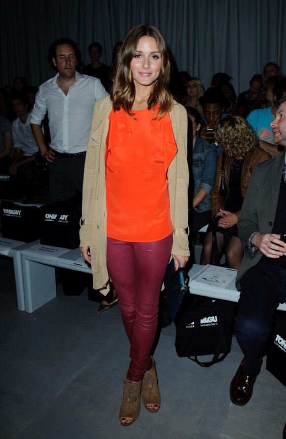La fashionista Olivia Palermo rayonne pour la fashion week avec son top orange Freda, un slim rouge bordeaux et des chaussures ouvertes aux orteils Elizabeth And James. Londres, le 15 septembre 2011.