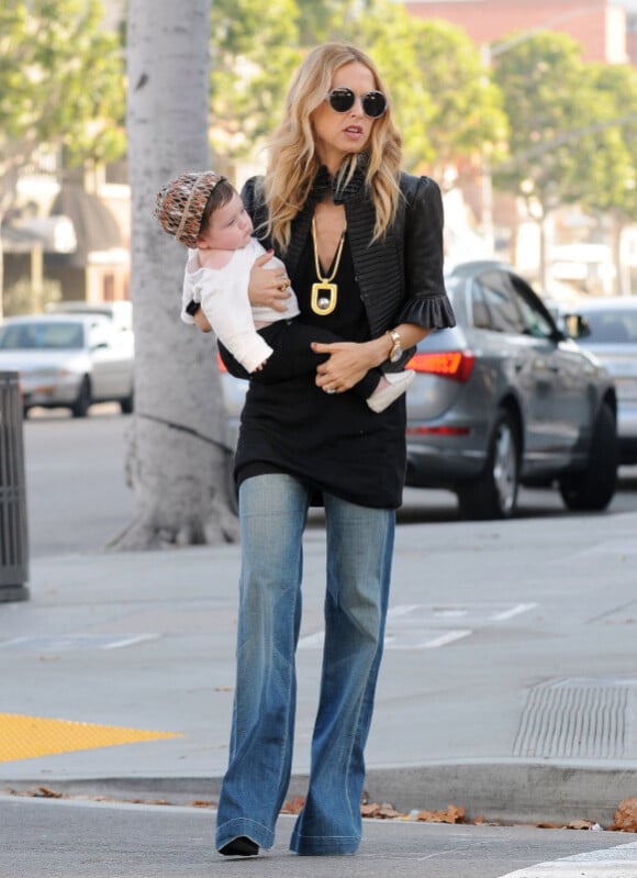 La styliste Rachel Zoe est une fan du look des seventies, portant régulièrement des jeans bootcut très évasés en bas. Beverly Hills, le 16 novembre 2011.