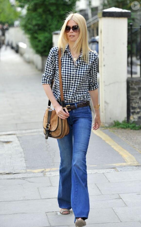 Claudia Schiffer, forte de sa ressemblance avec Brigitte Bardot, redonne vie aux pantalons évasés. Londres, le 4 mai 2011.