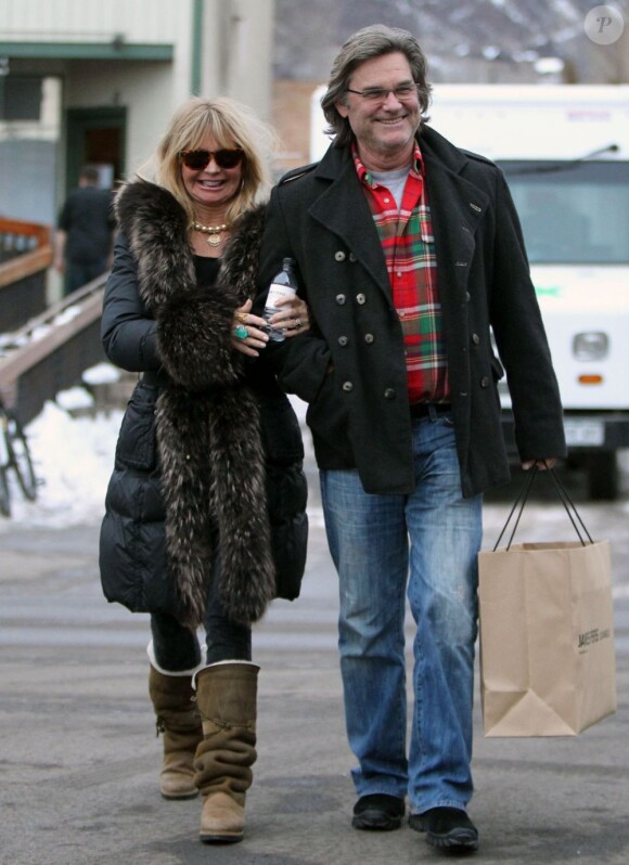 Goldie Hawn et Kurt Russell en amoureux se baladent à Aspen, dans le Colorado, le 19 novembre 2011