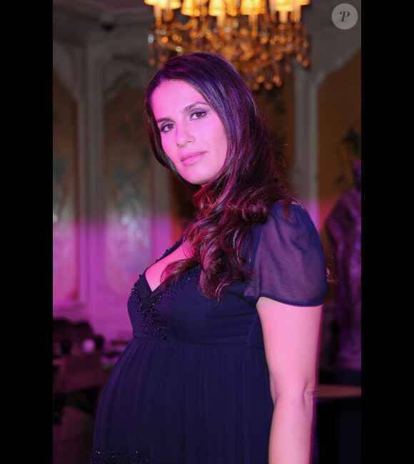 Elisa Tovati, enceinte, lors de l'inauguration gourmande à Orly Ouest, le 20 décembre 2011