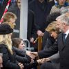 Quelques mots de réconfort, quelques poignées de main... Le prince Philippe et la princesse Mathilde de Belgique à Liège le 20 décembre 2011 pour commémorer les victimes de la tuerie du 13 décembre.