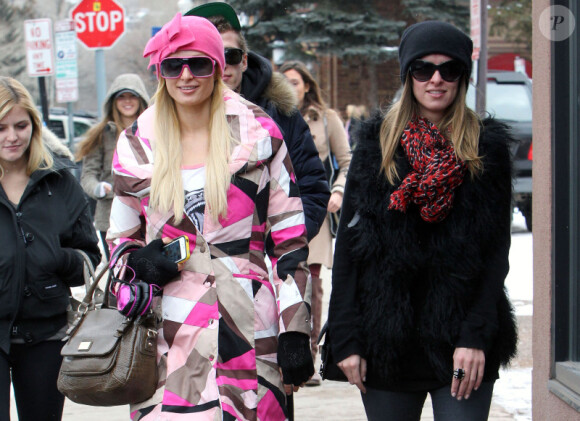 Paris Hilton se promène dans les rues d'Aspen, dans le Colorado, avec sa soeur Nicky Hilton, le mercredi 21 décembre 2011.
