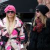 Paris Hilton se promène dans les rues d'Aspen, dans le Colorado, avec sa soeur Nicky Hilton, le mercredi 21 décembre 2011.