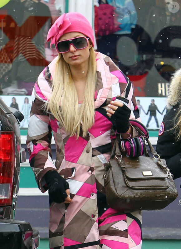Paris Hilton se promène dans les rues d'Aspen, dans le Colorado, le mercredi 21 décembre 2011.