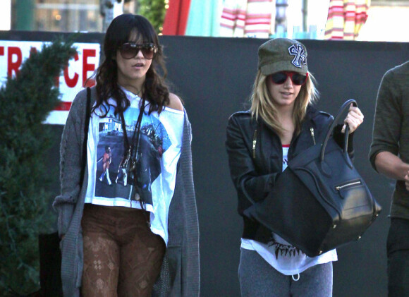 Vanessa Hudgens se promène à Los Angeles avec Ashley Tisdale, le mardi 20 décembre 2011.