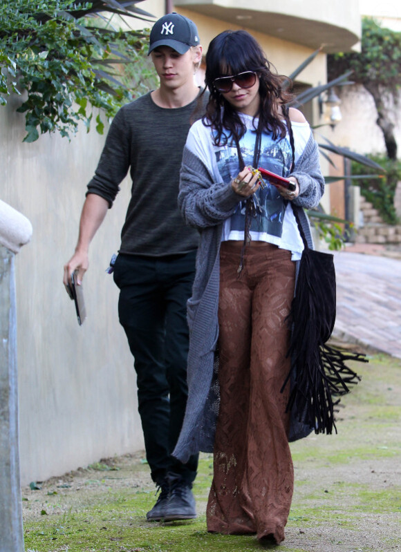 Vanessa Hudgens se promène à Los Angeles avec son chéri Austin Butler, le mardi 20 décembre 2011.