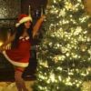 Vanessa Hudgens pose près d'un sapin de Noël sur sa carte de voeux.