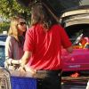 Jessica Alba a pu compter sur l'aide des employés pour charger le coffre de sa voiture après une séance shopping.  Le 21 décembre 2011 à Los Angeles