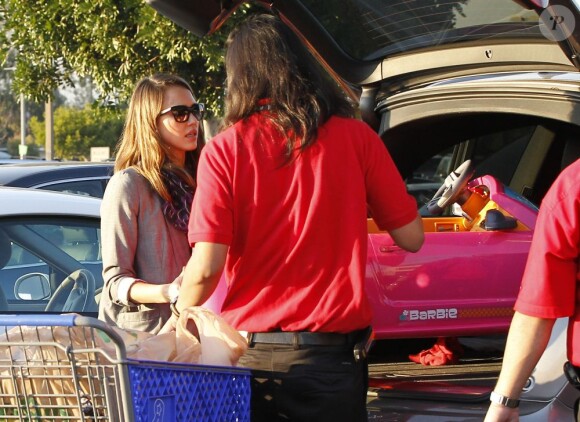 Jessica Alba a pu compter sur l'aide des employés pour charger le coffre de sa voiture après une séance shopping.  Le 21 décembre 2011 à Los Angeles