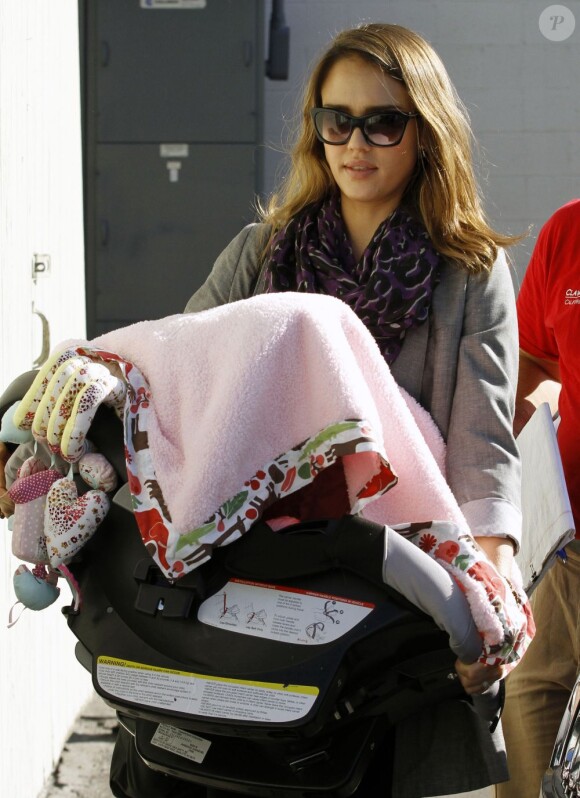 Jessica Alba a fait ses courses de Noël le 21 décembre 2011 à Los Angeles