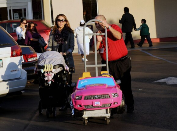 Jessica Alba a acheté une belle voiture Barbie à sa fille Honor pour la fête de Noël. Le 21 décembre 2011