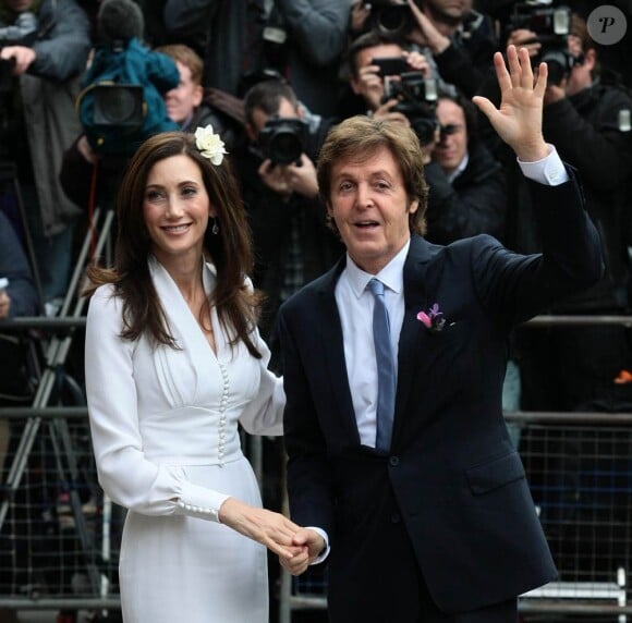 Macca et Nancy lors de leur mariage à Londres le 9 octobre 2011. Pour l'ouverture du bal, Macca avait fait jouer la chanson My Valentine, écrite en 2009 en l'honneur de sa dulcinée.