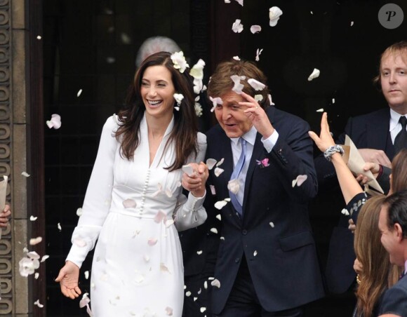 Sir Paul McCartney et Nancy Shevell lors de leur mariage à Londres le 9 octobre 2011. Pour l'ouverture du bal, Macca avait fait jouer la chanson My Valentine, écrite en 2009 en l'honneur de sa dulcinée.