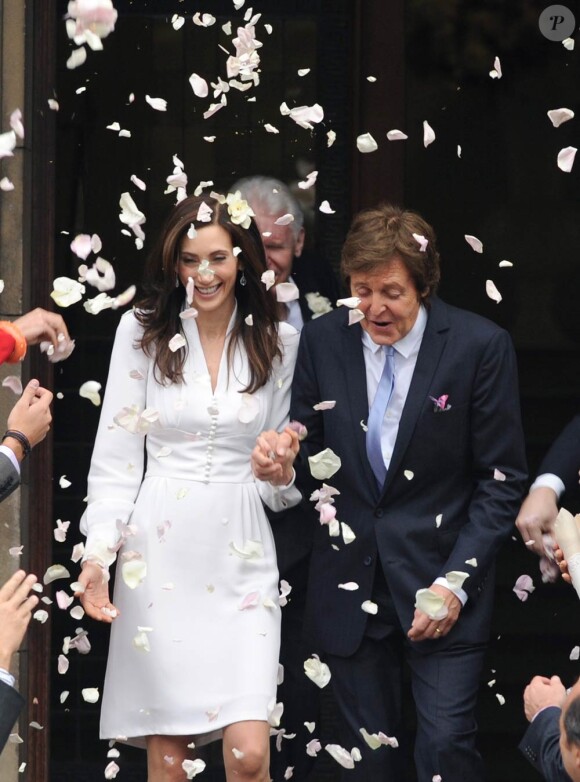 Paul McCartney et Nancy lors de leur mariage à Londres le 9 octobre 2011. Pour l'ouverture du bal, Macca avait fait jouer la chanson My Valentine, écrite en 2009 en l'honneur de sa dulcinée.