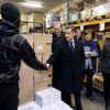 Nicolas Sarkozy en visite dans un centre des Restos du coeur parisien le 22 décembre 2011