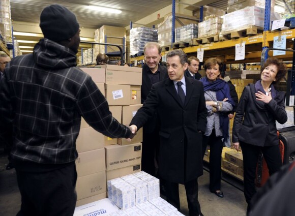 Nicolas Sarkozy en visite dans un centre des Restos du coeur parisien le 22 décembre 2011
