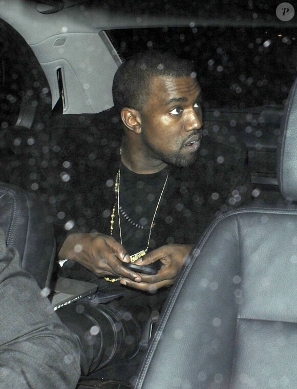 Kanye West sort du club Embassy à Londres le 22 décembre 2011