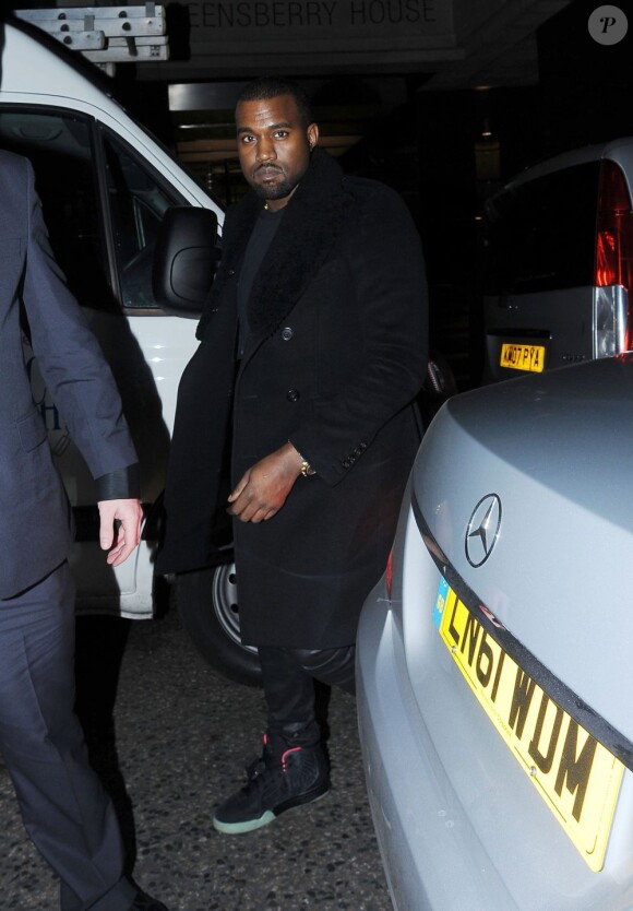Kanye West arrive au club Embassy à Londres le 22 décembre 2011