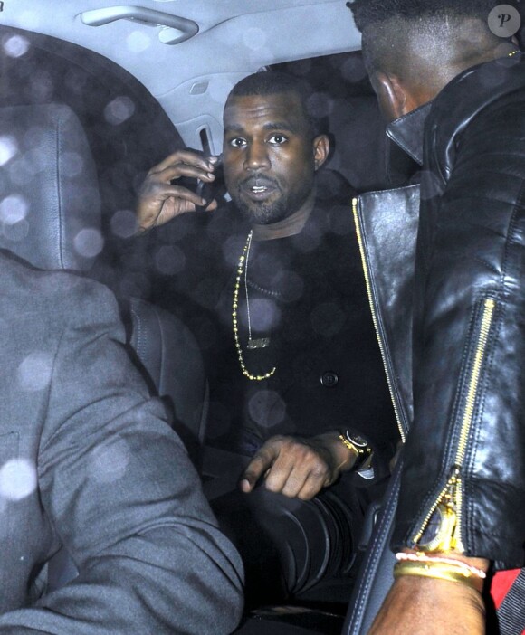 Kanye West sort du club Embassy à Londres le 22 décembre 2011