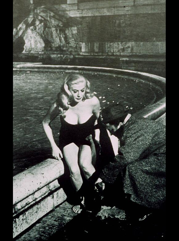Anita Ekberg avec Federico Fellini sur le tournage de La Dolce Vita