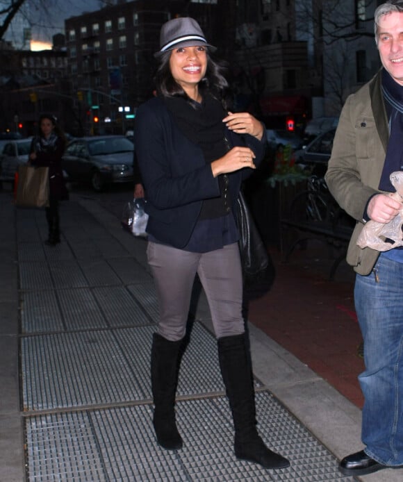 Rosario Dawson, souriante et sexy, lorqu'elle sort d'un restaurant à New York le 23 décembre 2011