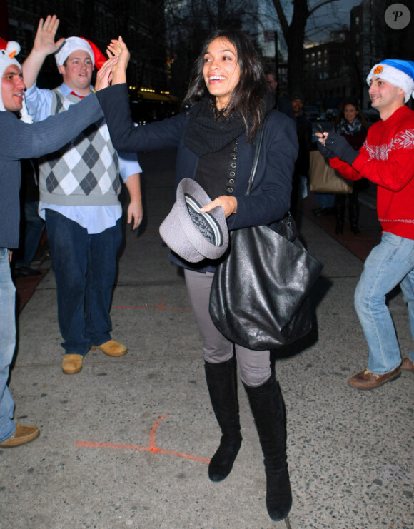 Rosario Dawson : accessible et sympathique, elle s'éclate avec des passants déguisés en Père Noël le 23 décembre 2011
