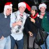 Rosario Dawson sort d'un restaurant à New York et prend la pose aux côtés de passants déguisés en Père Noël le 23 décembre 2011