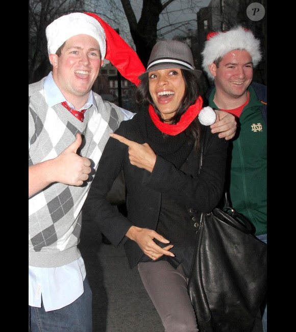 Rosario Dawson est parfaitement dans l'esprit de Noël après avoir dîné avec quelques amis au restaurant Da Silvano à New York le 23 décembre 2011