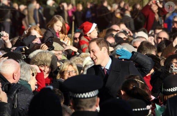 Le prince William acclamé après la messe de Noël de la famille royale, le 25 décembre 2011.
Le Noël 2011 de la famille royale britannique à Sandringham a été marqué par l'absence du prince Philip, hospitalisé, mais aussi par l'extraordinaire engouement suscité par Kate Middleton, attraction à Sandringham pour son premier Noël royal.