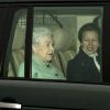Elizabeth II et sa fille la princesse Anne se rendent au chevet du prince Philip, le 24 décembre 2011.
Le Noël 2011 de la famille royale britannique à Sandringham a été marqué par l'absence du prince Philip, hospitalisé, mais aussi par l'extraordinaire engouement suscité par Kate Middleton, attraction à Sandringham pour son premier Noël royal.