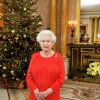 La reine Elizabeth II lors de sa traditionnelle allocution de Noël, le 25 décembre 2011 à Sandringham.
Le Noël 2011 de la famille royale britannique à Sandringham a été marqué par l'absence du prince Philip, hospitalisé, mais aussi par l'extraordinaire engouement suscité par Kate Middleton, attraction à Sandringham pour son premier Noël royal.
