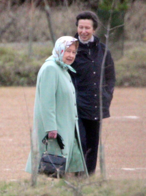Elizabeth II et sa fille la princesse Anne se rendent au chevet du prince Philip, le 24 décembre 2011.
Le Noël 2011 de la famille royale britannique à Sandringham a été marqué par l'absence du prince Philip, hospitalisé, mais aussi par l'extraordinaire engouement suscité par Kate Middleton, attraction à Sandringham pour son premier Noël royal.