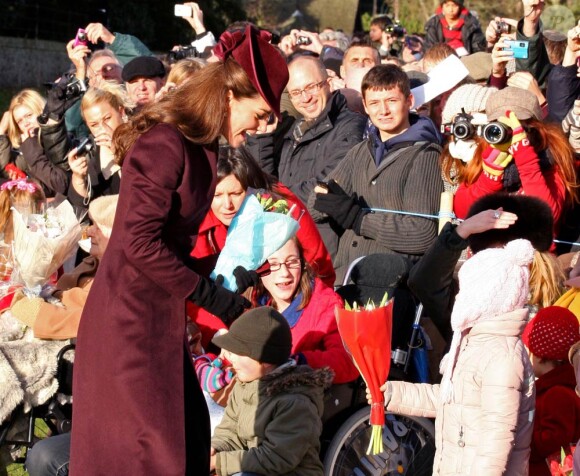 Bain de foule de Noël pour Kate Middleton, le 25 décembre 2011 à la sortie de l'église, qui a attiré une foule inédite à Sandringham.
Le Noël 2011 de la famille royale britannique à Sandringham a été marqué par l'absence du prince Philip, hospitalisé, mais aussi par l'extraordinaire engouement suscité par Kate Middleton, attraction à Sandringham pour son premier Noël royal.