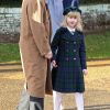 Lady Louise Windsor avec ses parents le prince Edward et la comtesse Sophie de Wessex, le 25 décembre 2011.
Le Noël 2011 de la famille royale britannique à Sandringham a été marqué par l'absence du prince Philip, hospitalisé, mais aussi par l'extraordinaire engouement suscité par Kate Middleton, attraction à Sandringham pour son premier Noël royal.