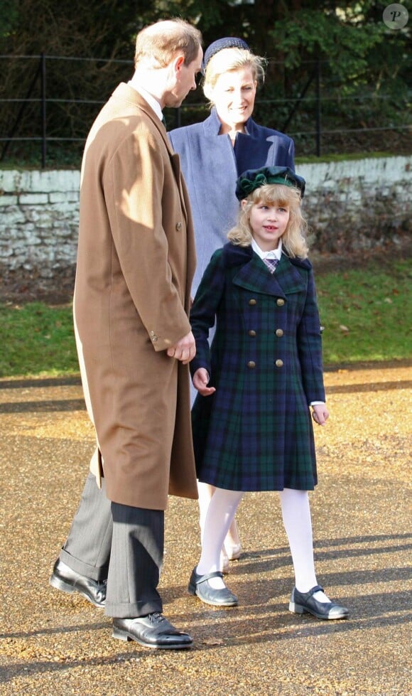 Lady Louise Windsor avec ses parents le prince Edward et la comtesse Sophie de Wessex, le 25 décembre 2011.
Le Noël 2011 de la famille royale britannique à Sandringham a été marqué par l'absence du prince Philip, hospitalisé, mais aussi par l'extraordinaire engouement suscité par Kate Middleton, attraction à Sandringham pour son premier Noël royal.