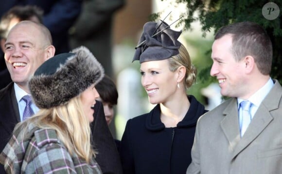 Zara Phillips était radieuse le 25 décembre 2011, accompagnée de son époux Mike Tindall, dont c'était le premier Noël royal.
Le Noël 2011 de la famille royale britannique à Sandringham a été marqué par l'absence du prince Philip, hospitalisé, mais aussi par l'extraordinaire engouement suscité par Kate Middleton, attraction à Sandringham pour son premier Noël royal.
