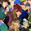 Bain de foule de Noël pour Kate Middleton, le 25 décembre 2011 à la sortie de l'église, qui a attiré une foule inédite à Sandringham.
Le Noël 2011 de la famille royale britannique à Sandringham a été marqué par l'absence du prince Philip, hospitalisé, mais aussi par l'extraordinaire engouement suscité par Kate Middleton, attraction à Sandringham pour son premier Noël royal.