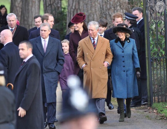 Le prince Charles, une Camilla très souriante à son bras, a rassuré la foule au sujet de son père le prince consort.
Le Noël 2011 de la famille royale britannique à Sandringham a été marqué par l'absence du prince Philip, hospitalisé, mais aussi par l'extraordinaire engouement suscité par Kate Middleton, attraction à Sandringham pour son premier Noël royal.