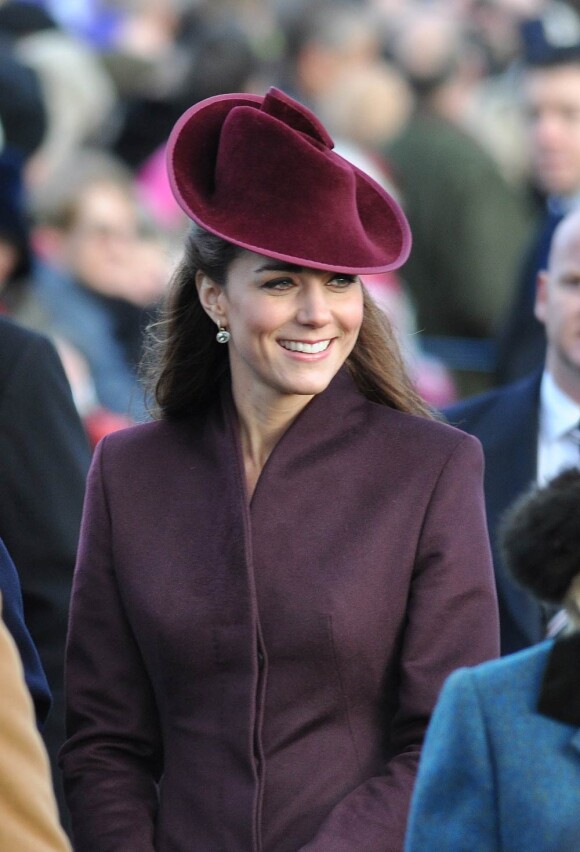 Le Noël 2011 de la famille royale britannique à Sandringham a été marqué par l'absence du prince Philip, hospitalisé, mais aussi par l'extraordinaire engouement suscité par Kate Middleton, attraction à Sandringham pour son premier Noël royal.