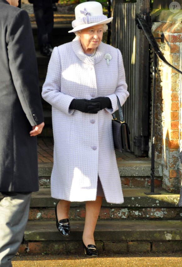Malgré l'absence de son mari le prince consort, hospitalisé, la reine Elizabeth II est apparue très souriante le 25 décembre 2011 à Sandringham.
Le Noël 2011 de la famille royale britannique à Sandringham a été marqué par l'absence du prince Philip, hospitalisé, mais aussi par l'extraordinaire engouement suscité par Kate Middleton, attraction à Sandringham pour son premier Noël royal.