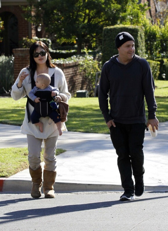 Selma Blair, Jason Bleick et leur petit Arthur, âgé de 5 mois, à Los Angeles, le samedi 24 décembre 2011. 